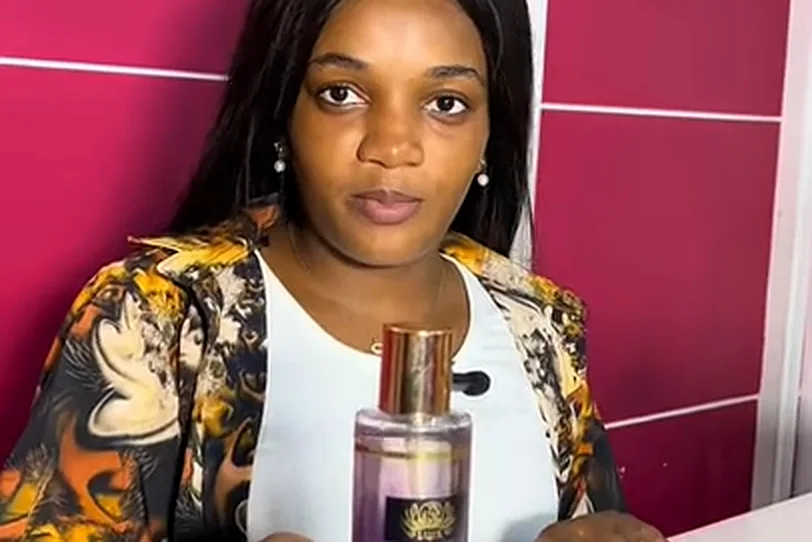 Ruth Ornella, gerente de MOS MARKET, en la caja con uno de sus perfumes